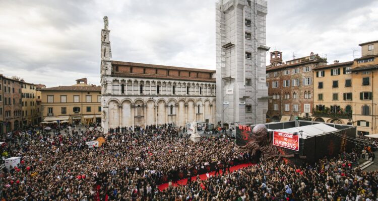 La folla in piazza San Michele durante Lucca Comics & Games 2025