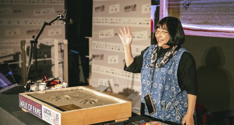 Akemi Takada saluta il pubblico accanto alla Walk of Fame di Lucca Comics & Games 2025